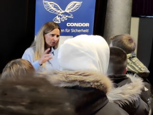 Susanne Lange, Personalreferentin der CONDOR Gruppe, erklärt Interessenten den Ablauf der Ausbildungen zur Fach- oder Servicekraft für Schutz- und Sicherheit sowie zur Kauffrau oder zum Kaufmann für Büromanagement.