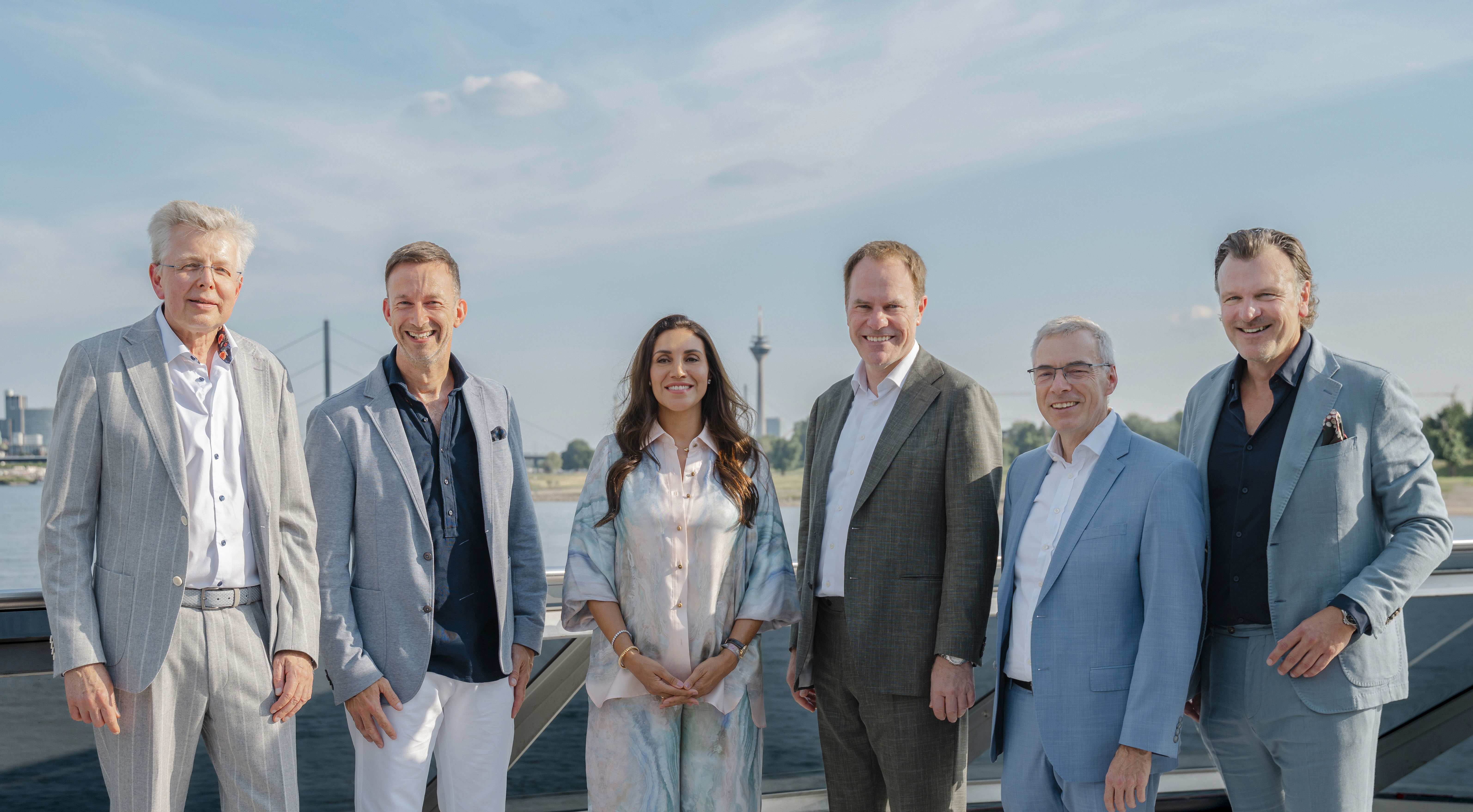 (v.l.n.r.:) Christian Frank (CFO von Klüh Multiservices), Lars Redeligx (Vorsitzender der Geschäftsführung der Flughafen Düsseldorf GmbH), Ahlem Sehili-Klüh (Mitglied des Klüh-Beirates), Dr. Stephan Keller (Oberbürgermeister der Landeshauptstadt Düsseldorf), Dr. Stefan Dahm (Vorstandsvorsitzender der Stadtsparkasse Düsseldorf), Frank Theobald (CEO von Klüh Multiservices). Quelle: Klüh Service Management GmbH/Skaiste Kuß