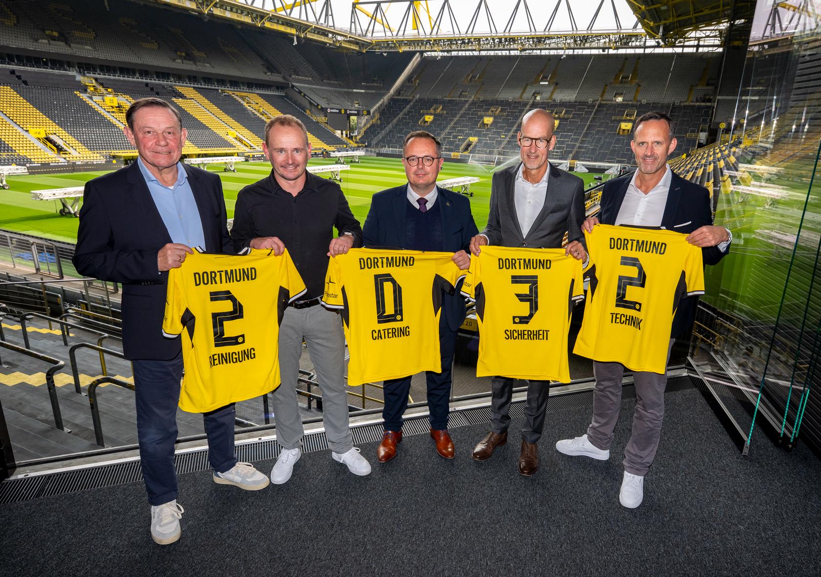 Besiegeln die erweiterte Partnerschaft bis 2032 (v. l. n. r.): Dr. Christian Hockenjos (Direktor Organisation BVB), Patrick Engel (Geschäftsführer Stölting Dortmund), Sebastian Mosbacher (CEO Stölting Service Group), Carsten Cramer (Sprecher der BVB-Geschäftsführung) und Thomas Joos (Borussia Dortmund). Foto: Borussia Dortmund 
